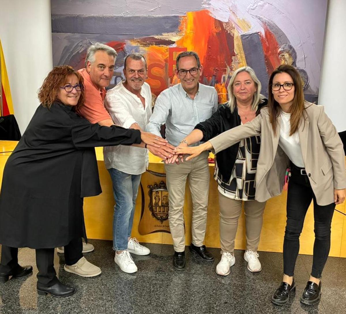 Àdria Mazcuñán, portaveu d’ERC Sant Fruitós de Bages, Felip Echarri, portaveu de Junts per Sant Fruitós, Ferran Navarro, regidor d’esports, Joan Carles Batanés, alcalde, Maria Jesús Domene, portaveu de SOM Sant Fruitós i Íngrid Bonells, portaveu de Gent fent Poble.