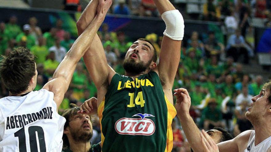 Valanciunas pelea por un rebote.