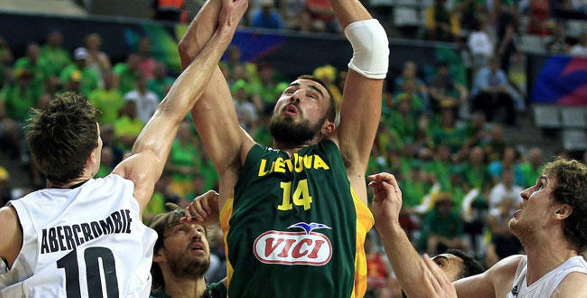 Valanciunas pelea por un rebote.