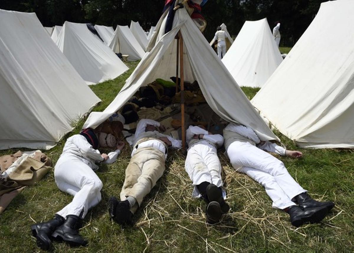 Descanso de soldados franceses en la recreación de la batalla de Waterloo.
