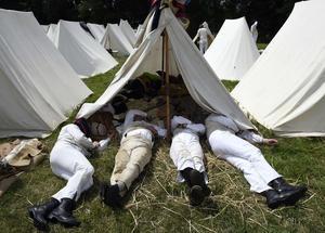 Descans de soldats francesos en la recreació de la batalla de Waterloo.