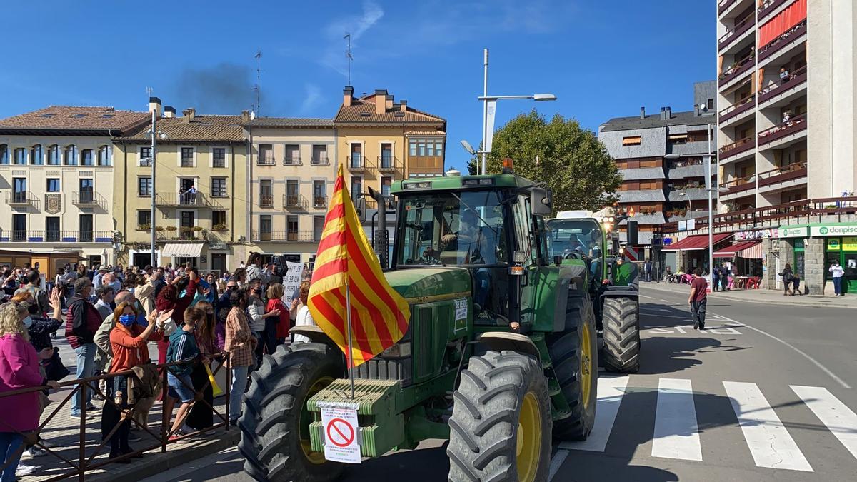 Una veintena de tractores recorrió ayer las calles de Jaca en contra de la instalación de plantas solares a escala industrial.