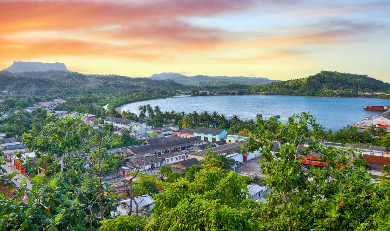 Impresionante atardecer en la bahía de Baracoa, Cuba.
