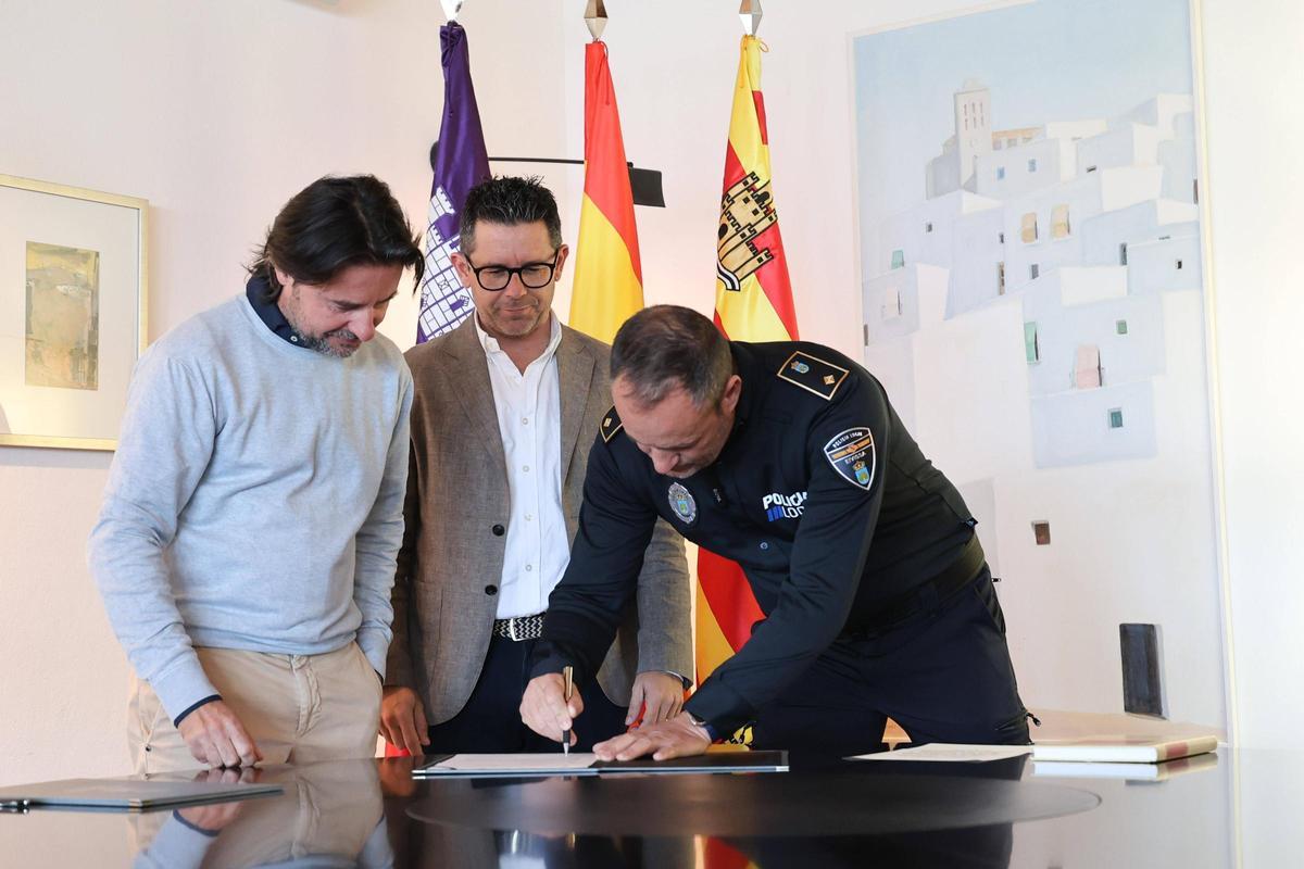 Firma del acuerdo que corrobora la toma de posesión del cargo como jefe de José Luis del Blanco.