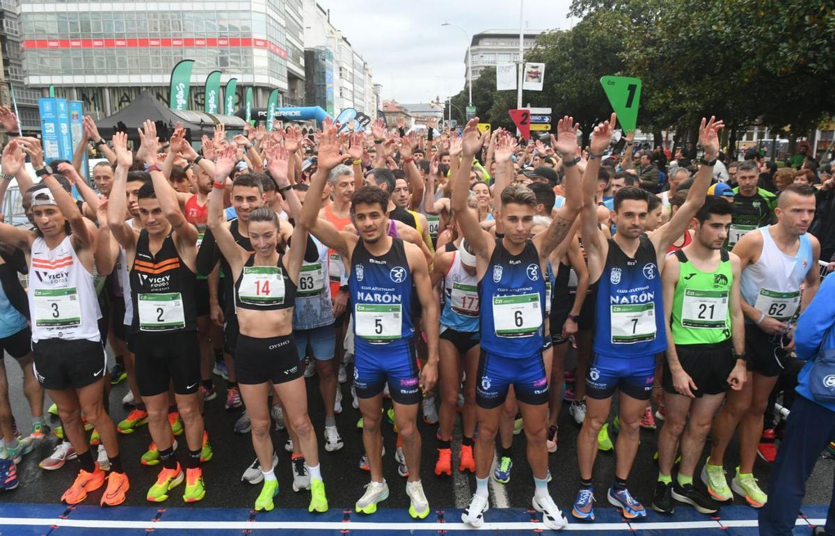 Participantes, el año pasado, en la salida de la carrera Coruña21 en el Obelisco.