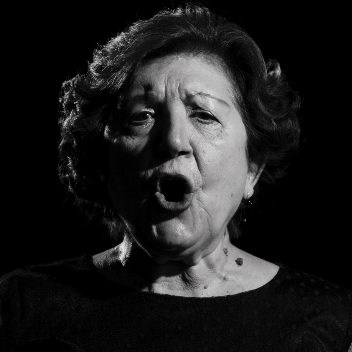 Mari Luz Cristóbal Caunedo, que en 1999 estrenó modales en la asturianada con su disco "Onde la ñublina posa", fotografiada cantando.