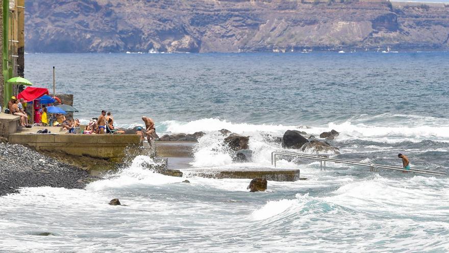 Aspecto de bañistas y oleaje en la zona de baño de las piscinas naturales de El Altillo y charcones de San Lorenzo, en la costa norte de Gran Canaria | | ANDRÉS CRUZ
