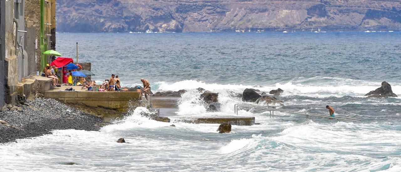 Aspecto de bañistas y oleaje en la zona de baño de las piscinas naturales de El Altillo y charcones de San Lorenzo, en la costa norte de Gran Canaria | | ANDRÉS CRUZ