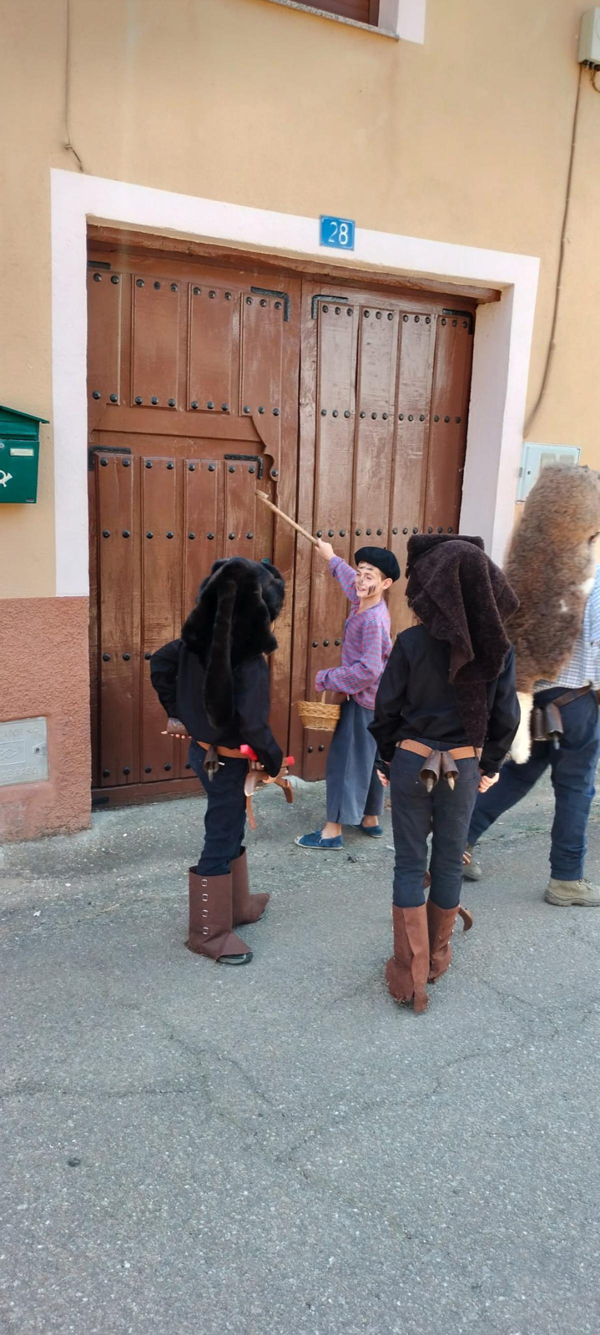San Vicente de la Cabeza recupera El Atenazador, la única mascarada ibérica del verano