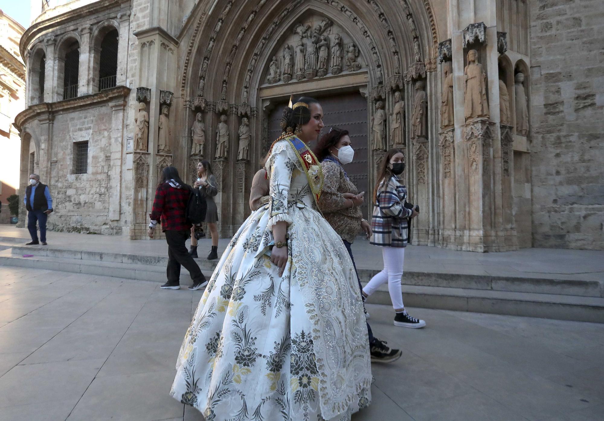 Flores de los falleros a la Virgen en el primer día de la "no ofrenda"