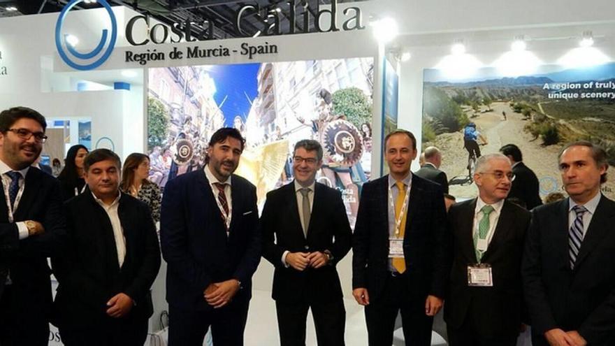 La delegación murciana, encabezada por el consejero de Turismo, con el ministro de Turismo, Álvaro Nadal, ayer en la feria londinense.