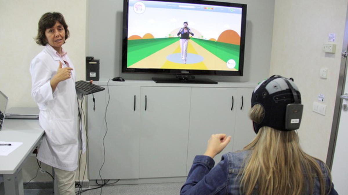 La doctora Dolors Soler con una paciente durante el tratamiento con el simulador de realidad virtual en el Institut Guttmann.