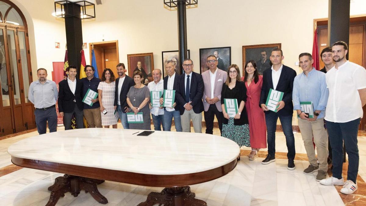 Fotografía de familia con el rector y los patronos de la Fundación Never Surrender tras la firma del convenio