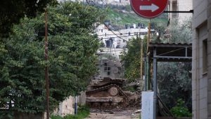 Un tanque israelí por una calle del campo de Yenín, en Cisjordania, este viernes.