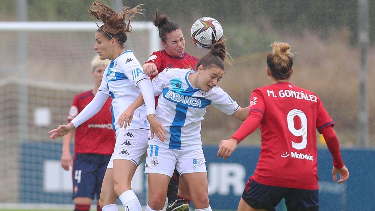 Dos jugadoras del Dépor Abanca intentan cabecear el balón. // CA Osasuna