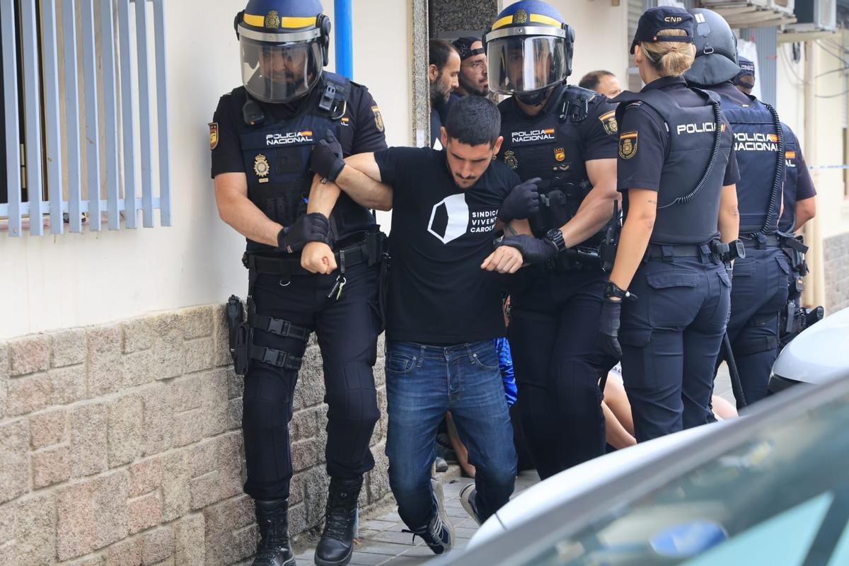 Tensión entre policías y manifestantes en un desalojo con dos menores en Alicante