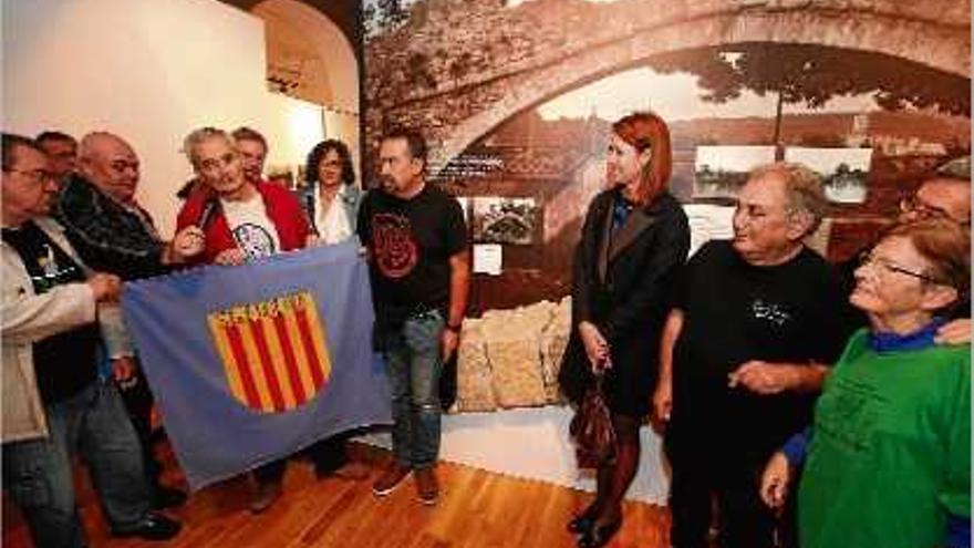 L&#039;alcaldessa, Marta Madrenas, amb representants de Santa Eugènia, davant una imatge del Pont del Dimoni.