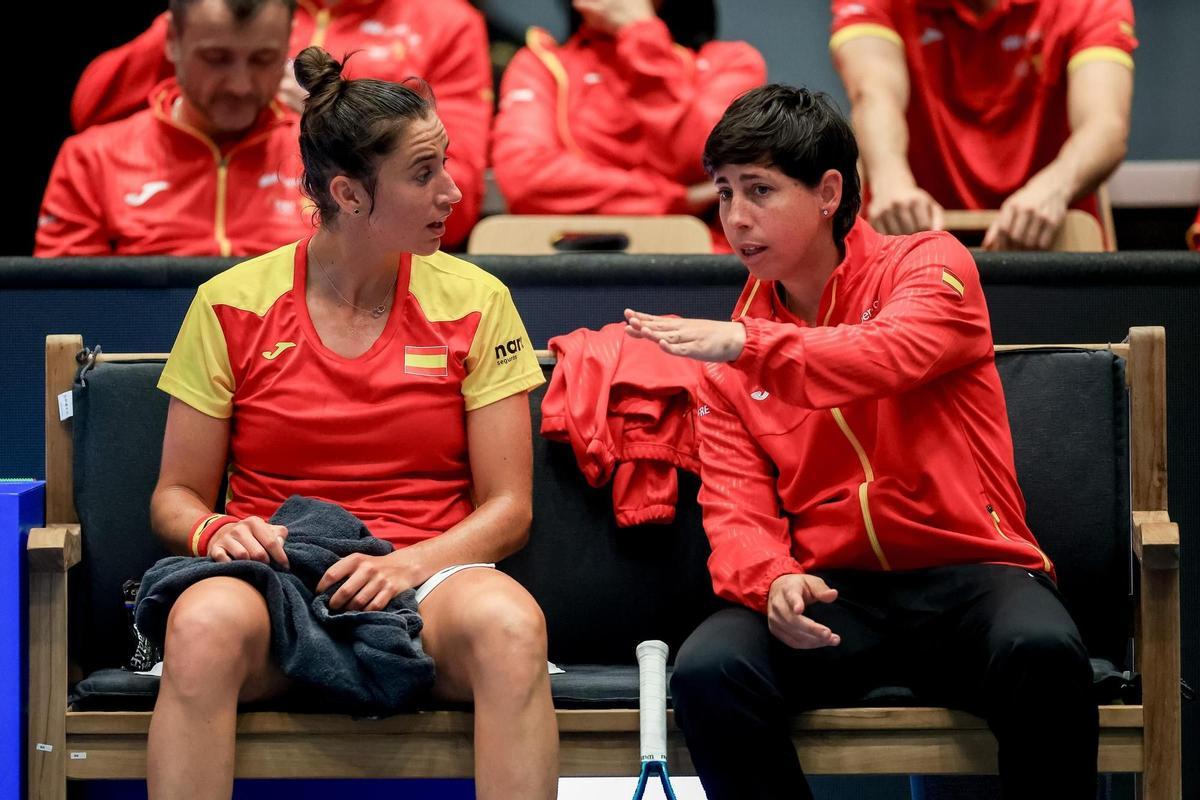 Sara Sorribes, junto a la capitana Carla Suárez el pasado año en la República Checa.