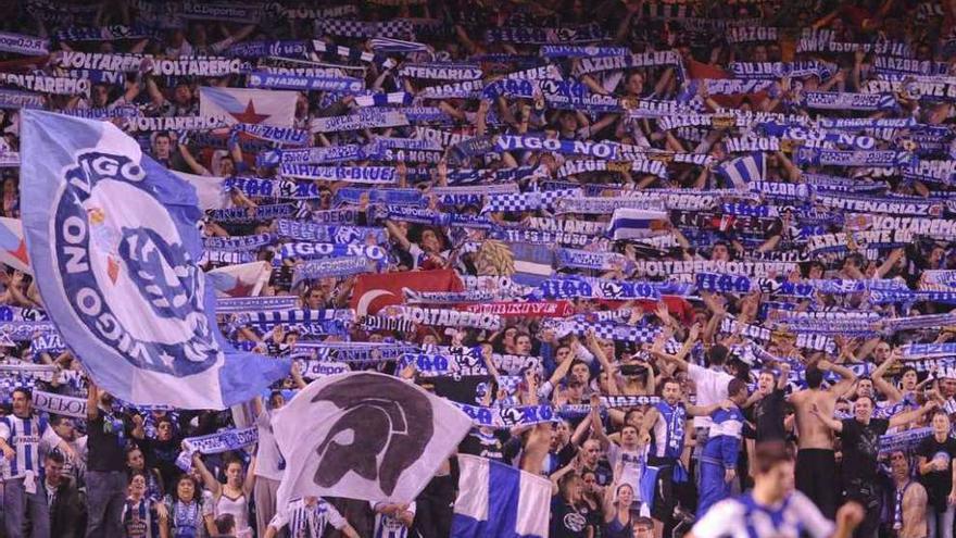 Aficionados deportivistas durante un partido en Riazor.