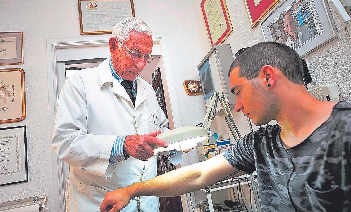 El médico Arístides Hernández pasa consulta en su despacho, en una imagen de archivo.