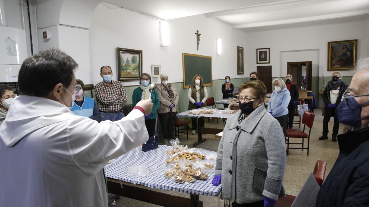 Empaquetado y bendición de las rosquillas de San Blas en la parroquia de Jove.