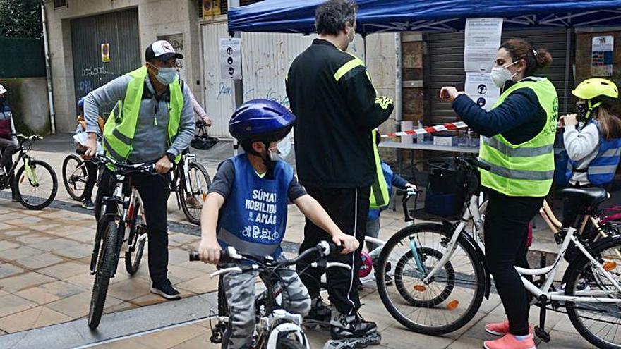 Varios mayores y niños en bicicleta en el Gorgullón. |   // R.V.