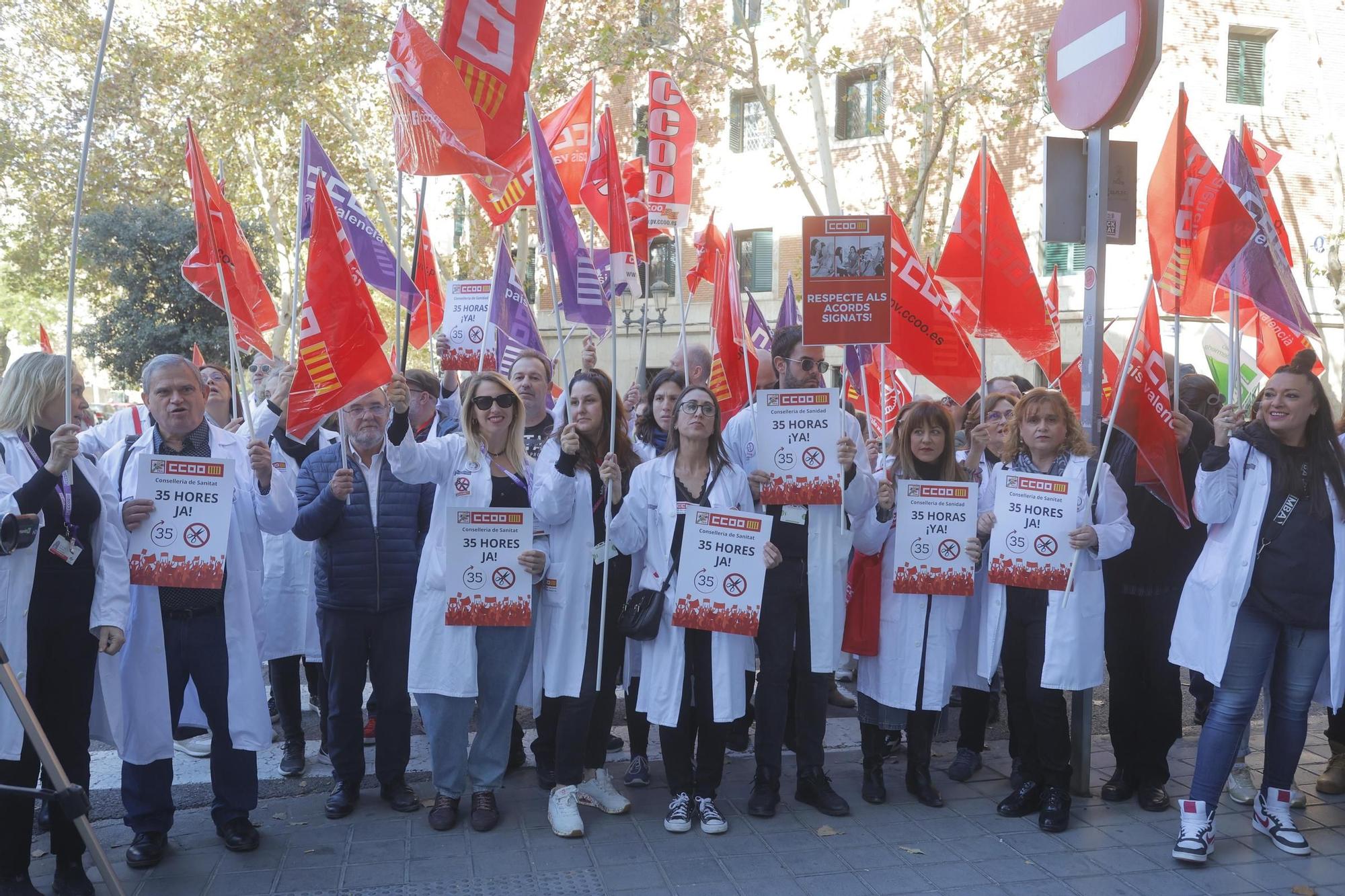 Protesta de los sanitarios valencianos frente a la conselleria