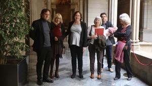 La alcaldesa Ada Colau y el teniente de alcalde Jaume Asens  junto a David Bondia, del Institut de defensa del drets humans de Catalunya, y tres de las hermanas de Salvador Puig Antich.