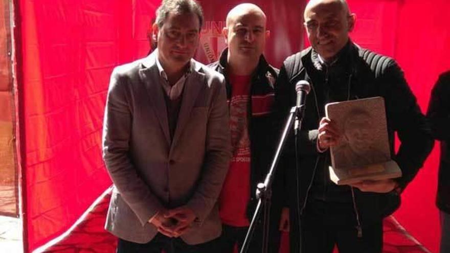 Por la derecha, Abelardo, con el trofeo &quot;Mañana saldrá el sol&quot;, junto a Víctor Sánchez y Luis Ardiz.