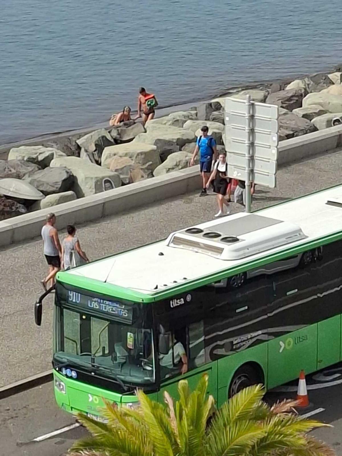 Colas por el carril bus en la playa de Las Teresitas