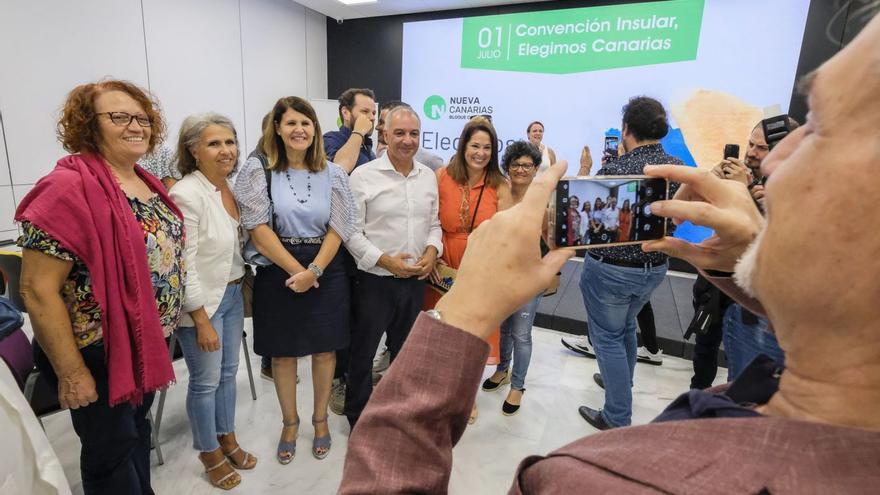 El candidato Luis Campos se fotografía junto a un grupo de simpatizantes y militantes. | | ANDRÉS CRUZ