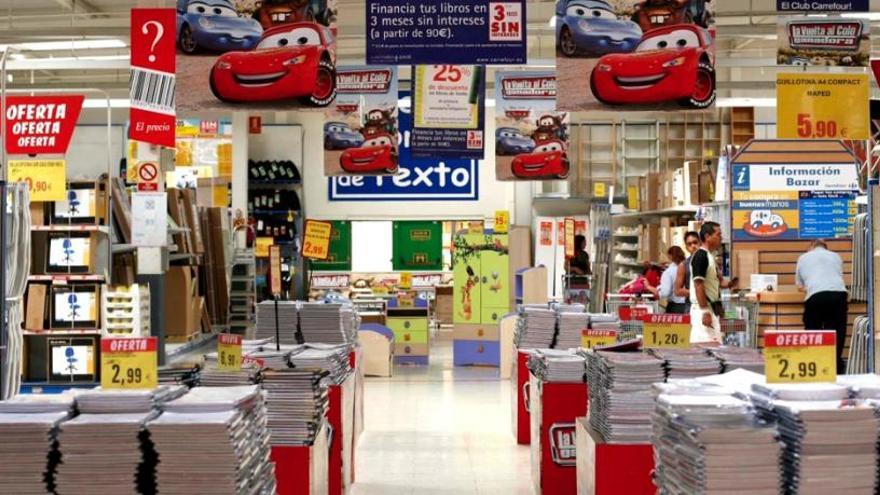 Puesto de venta de libros de texto en un centro comercial.