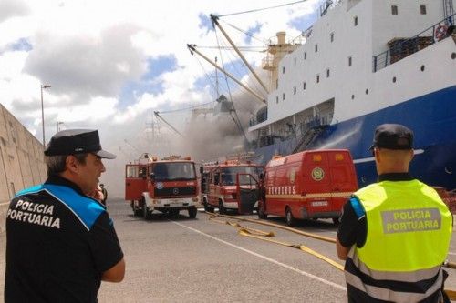 Incendio en el pesquero ruso Oleg Naydenov, atracado en el dique Reina Sofía