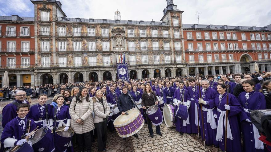 La zaragozana Cofradía del Descendimiento protagoniza la tradicional tamborrada de Madrid
