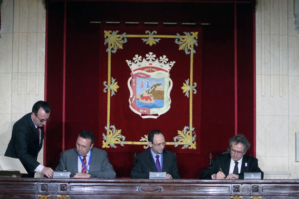 François Hollande y Mariano Rajoy son recibidos con honores junto al Ayuntamiento de Málaga. Antes del almuerzo, han visitado el Museo de Málaga.