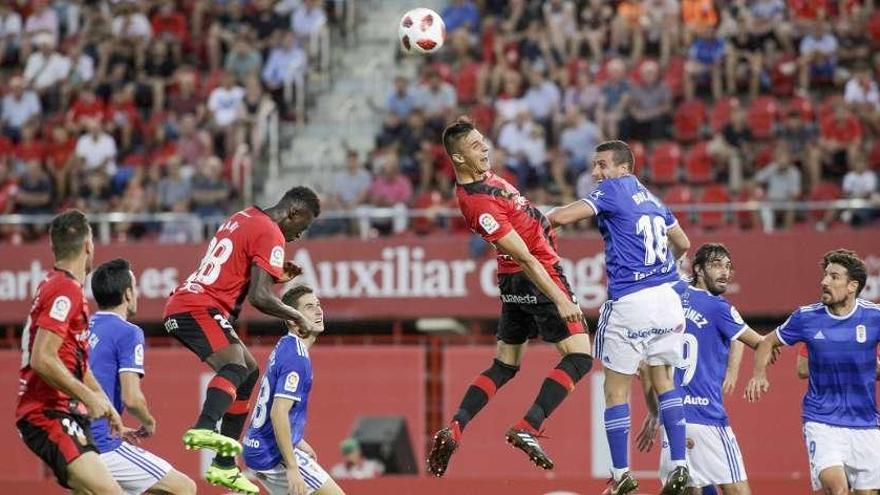 Stoichkov remata de cabeza entre Forlín y Carlos Martínez.