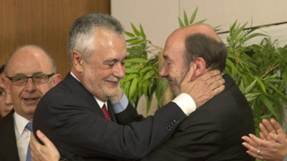 El secretario general del PSOE, Alfredo Perez Rubalcaba (derecha), felicita a José Antonio Griñán (c), en presencia del ministro de Hacienda, Cristóbal Montoro.