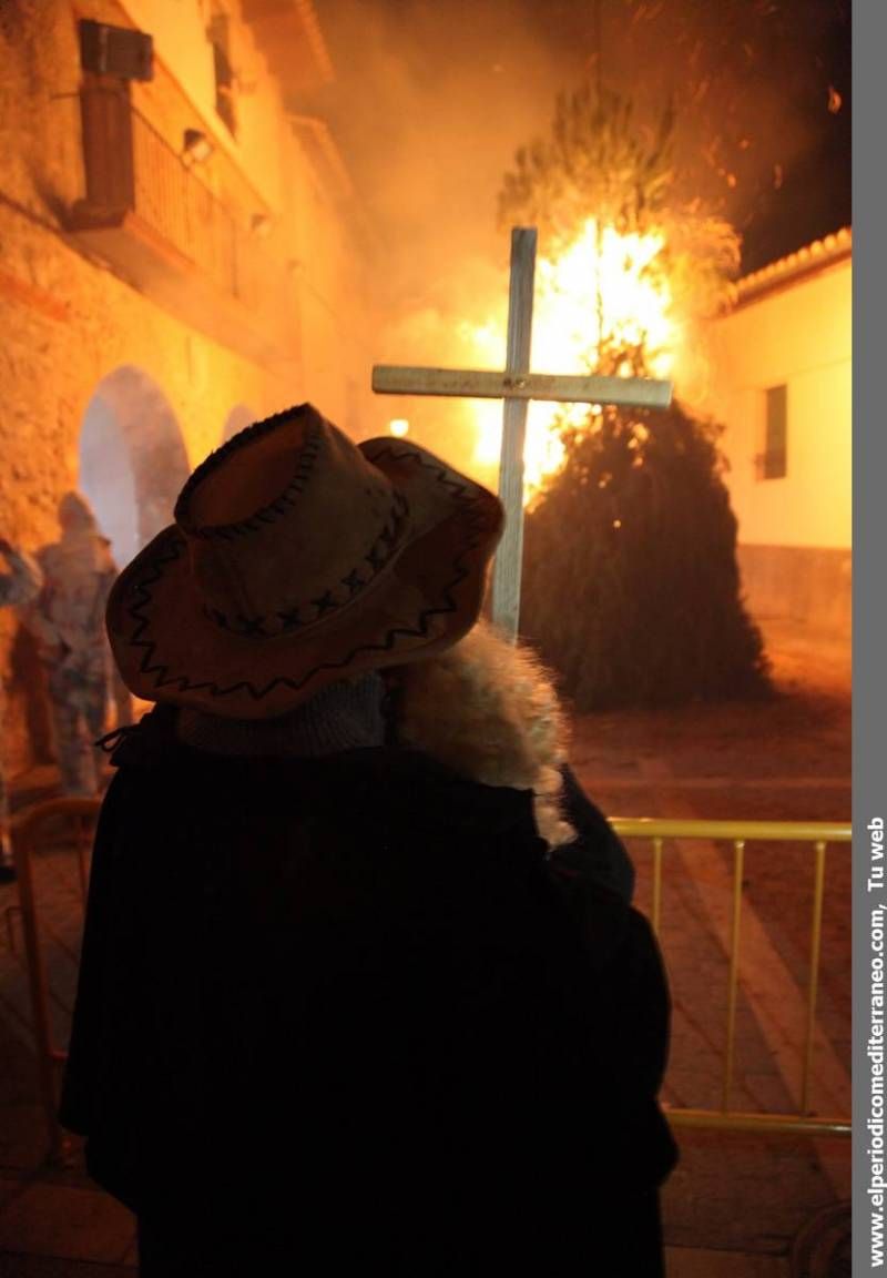 GALERÍA DE FOTOS -- Palanques convierte Sant Antoni en una gran fiesta