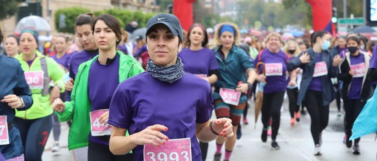 Varias corredoras participando en la Carrera de la Mujer 2022