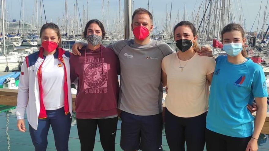 De izquierda a derecha: Cristina Pujol, Martina Reino, Jano Toro, Ana Moncada e Isabel Hernández, frente al Muelle Deportivo de Las Palmas de Gran Canaria. | | LP/DLP