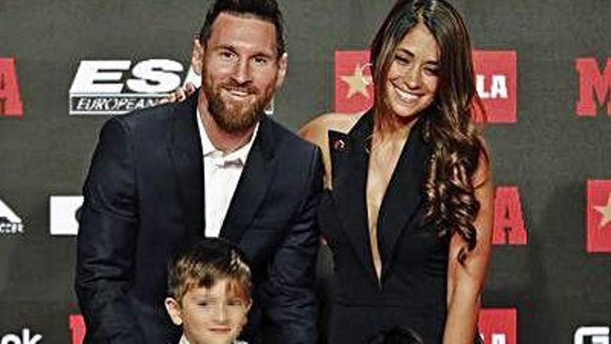 Messi i la seva parella, Antonella Rocuzzo, amb Thiago i Mateo