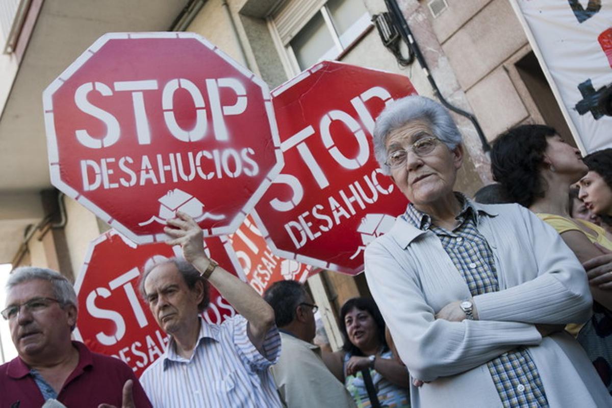 Concentració al barri de Sant Andreu, de Barcelona, per evitar el desnonament d’una família, el juny del 2011.