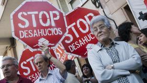 Concentració al barri de Sant Andreu, de Barcelona, per evitar el desnonament d’una família, el juny del 2011.