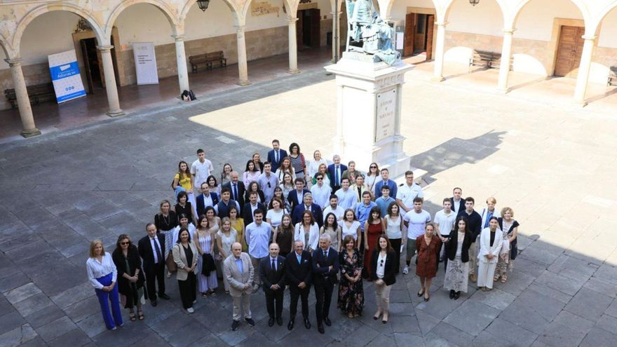 Foto de familia del programa Mentoring de Compromiso Asturias XXI, en el Edificio Histórico de la Universidad. |