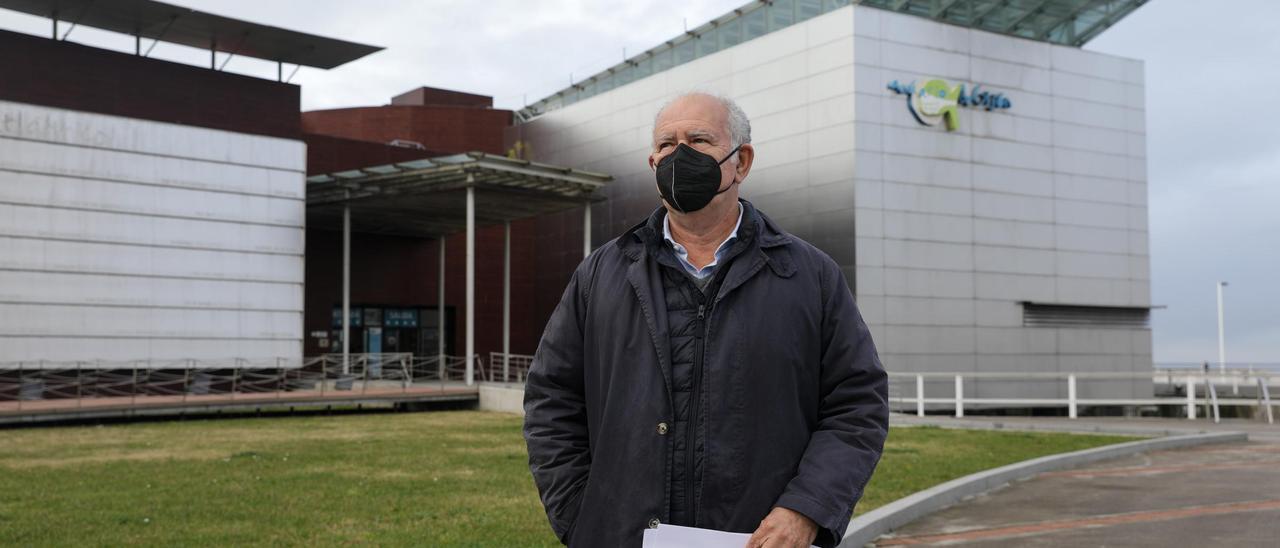 José Maldonado, ayer, delante del Acuario de Gijón.