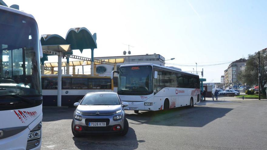 Autobuses que salen de la estación con distintos destinos.