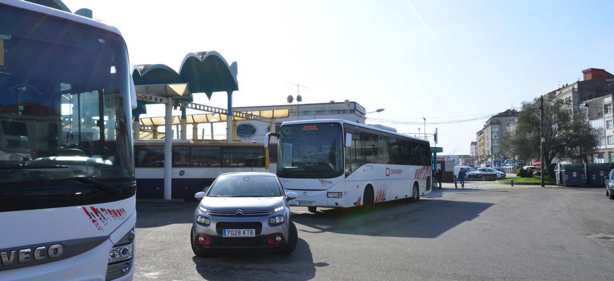 Autobuses que salen de la estación con distintos destinos. | Gonzalo Núñez