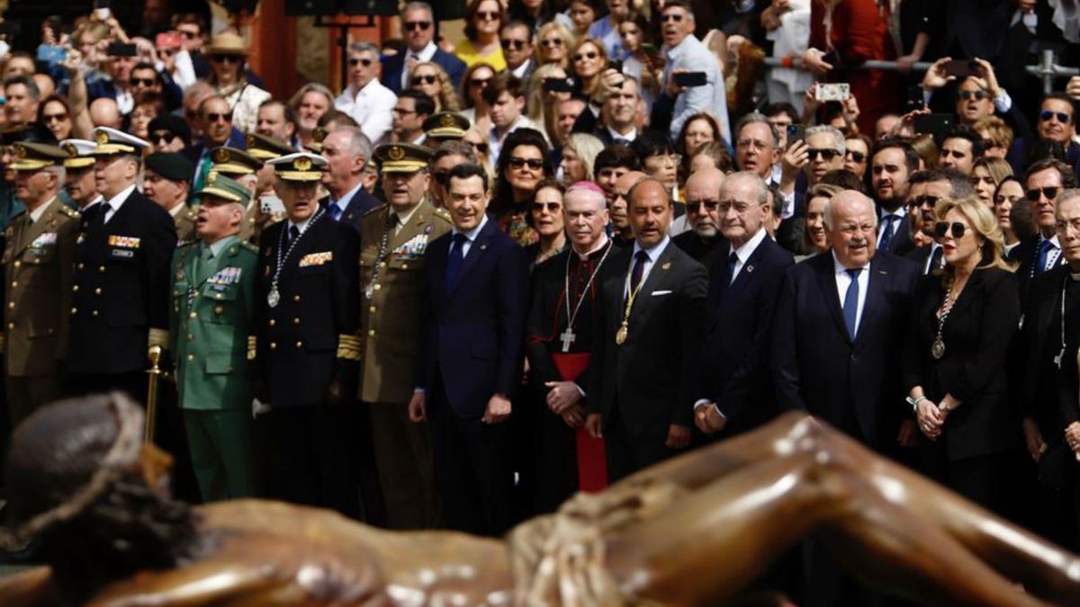 Juanma Moreno, con el resto de autoridades, en el traslado de Mena.