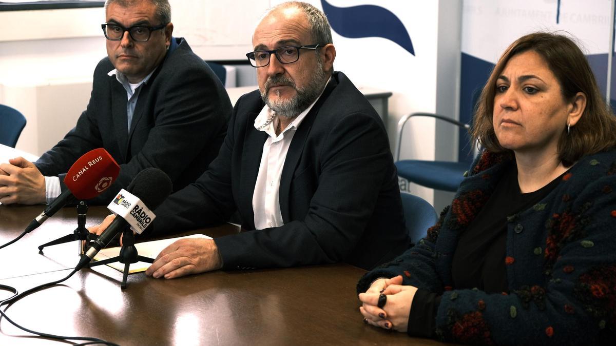 Al alcalde de Cambril, Alfredo Clúa (PSC), en el centro de la imagen, durante la rueda de prensa de este lunes.