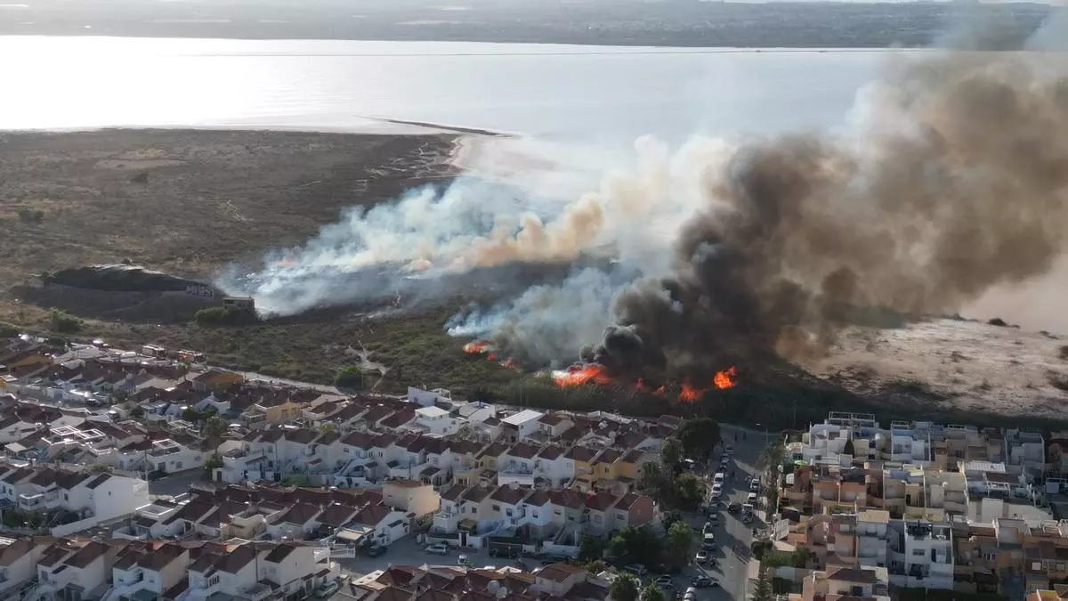 Intervención de los bomberos en el incendio que ha afectado al balneario de lodos y su entorno en Torrevieja